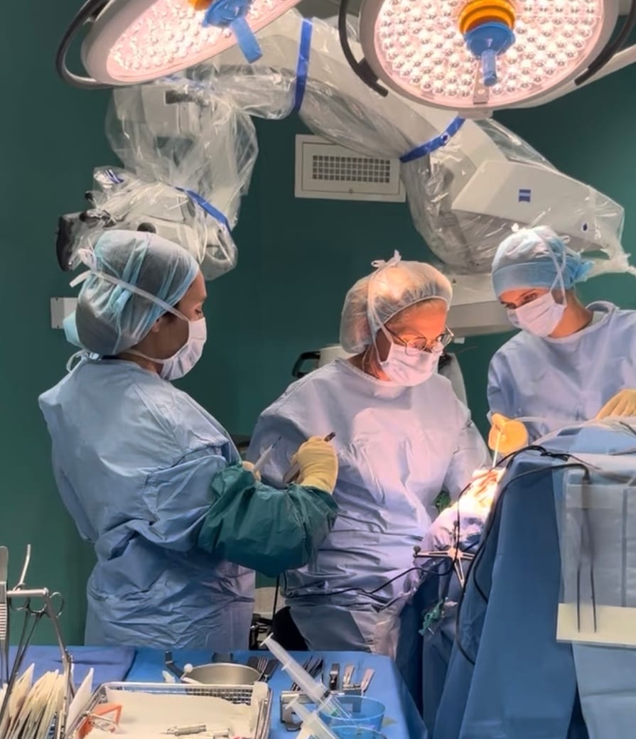 Bloc opératoire, microscope opératoire en place