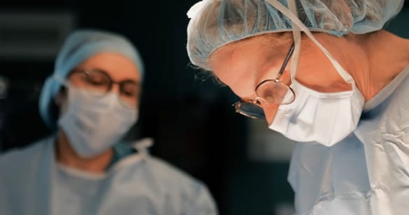 Le Pr Emery opérant, assistée par un second chirurgien