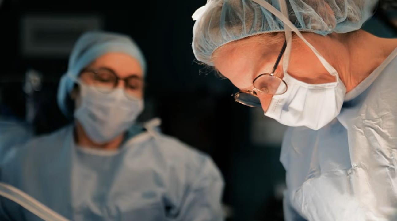 Le Pr Evelyne Emery au bloc opératoire